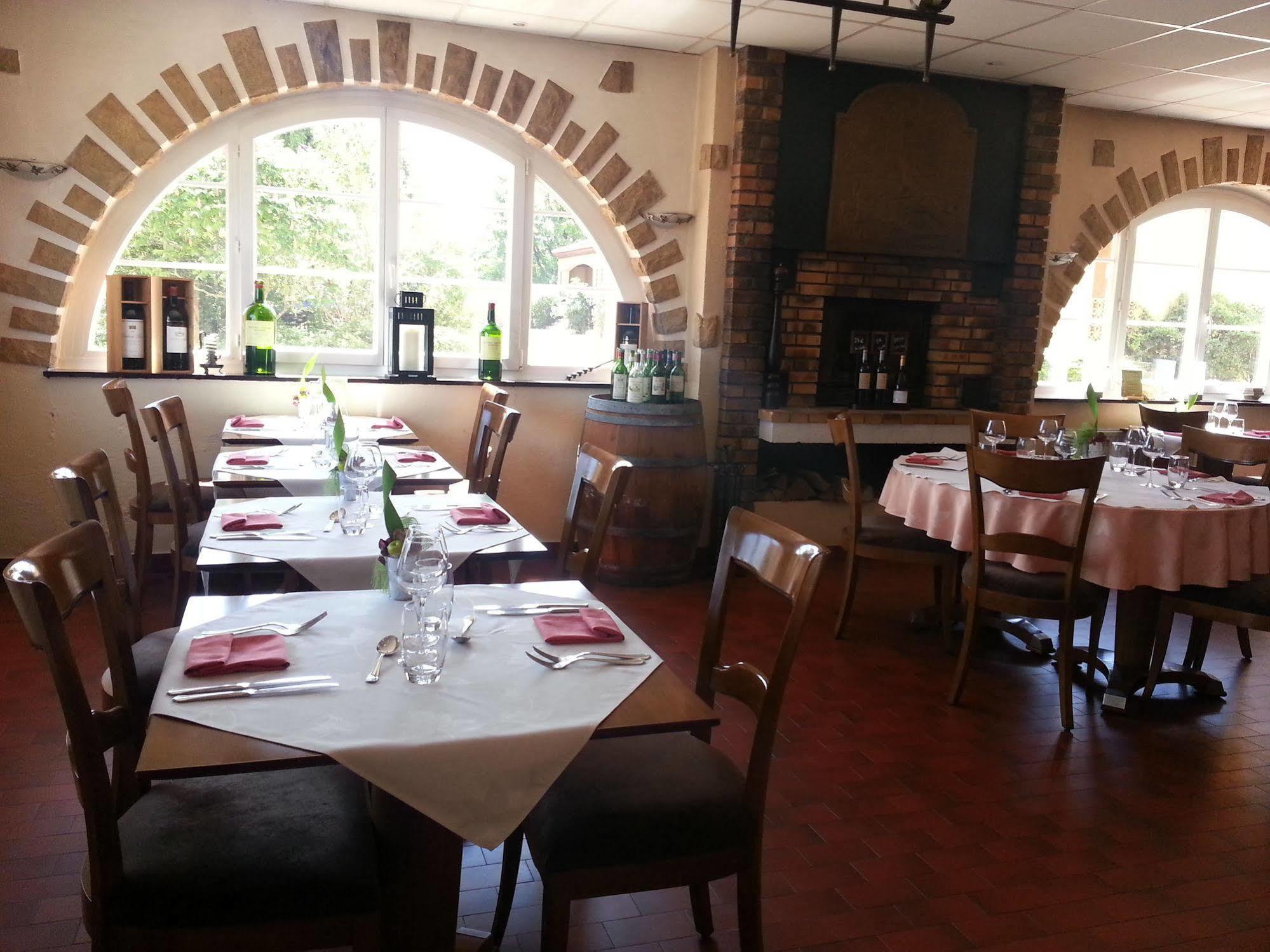 Logis L'Auberge Du Gros Silly-sur-Nied Bagian luar foto
